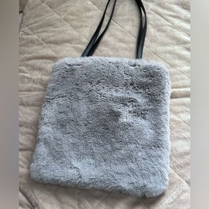 Faux fox hand bag in a great condition